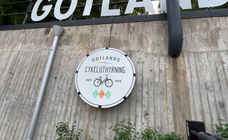 Skylt med Gotlands Cykeluthyrnings logotyp