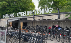 Uppställning av hyrcyklar utanför Gotlands Cykeluthyrnings lokal